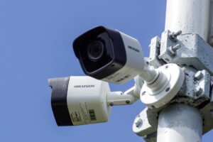 Perbedaan IP Camera dan Analog Hikvision: Mana yang Lebih Baik?
